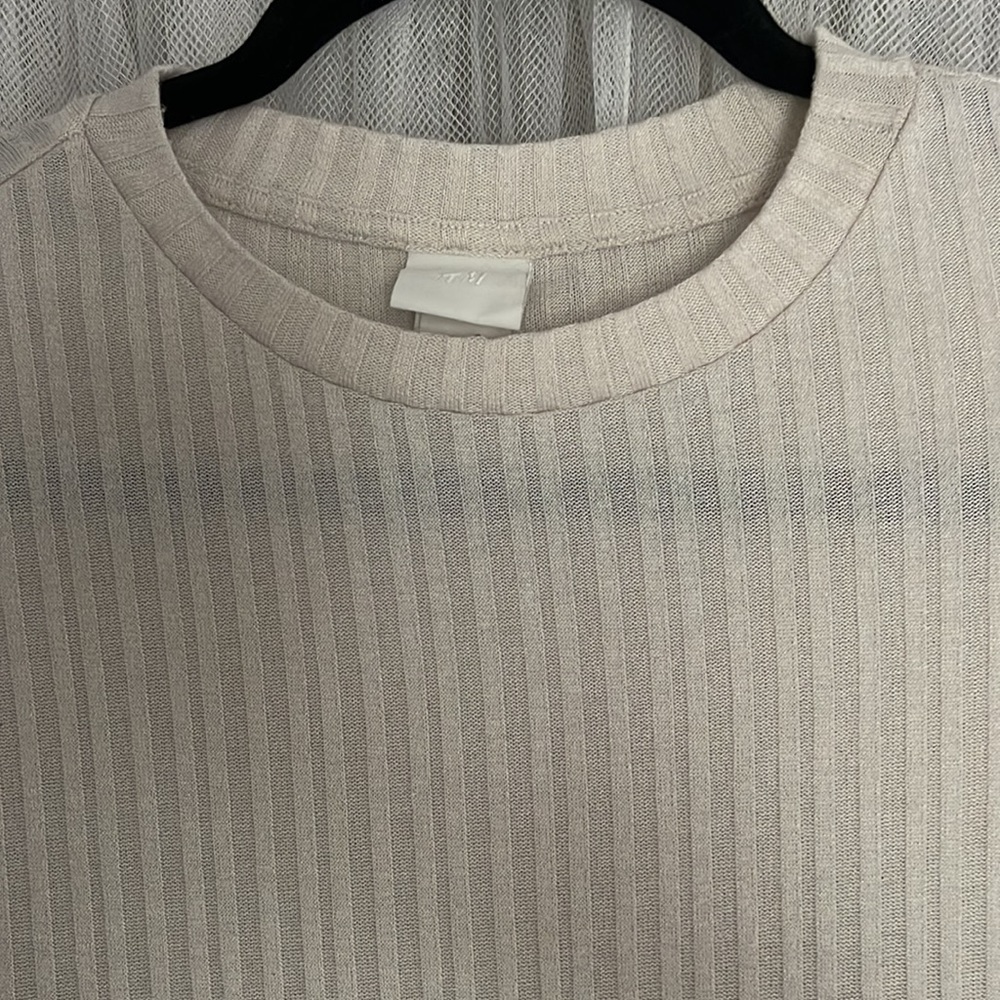 H&M basic top ✨ - Picture 2 of 2